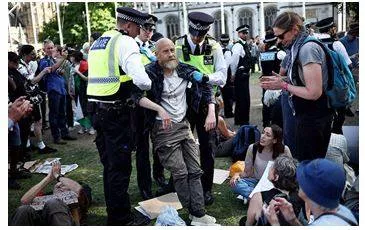 U k  arrests 365 for backing banned pro palestine group