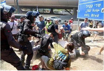 Israeli police employ water cannons and arrest dozens as protesters seek hostage deal