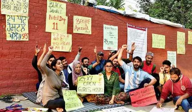 Students of panjab university continue agitation on campus demanding senate election