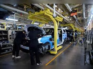China s services growth slips to 5 month low in november private pmi shows
