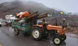Thousands flee Pak. region over fears of military raid