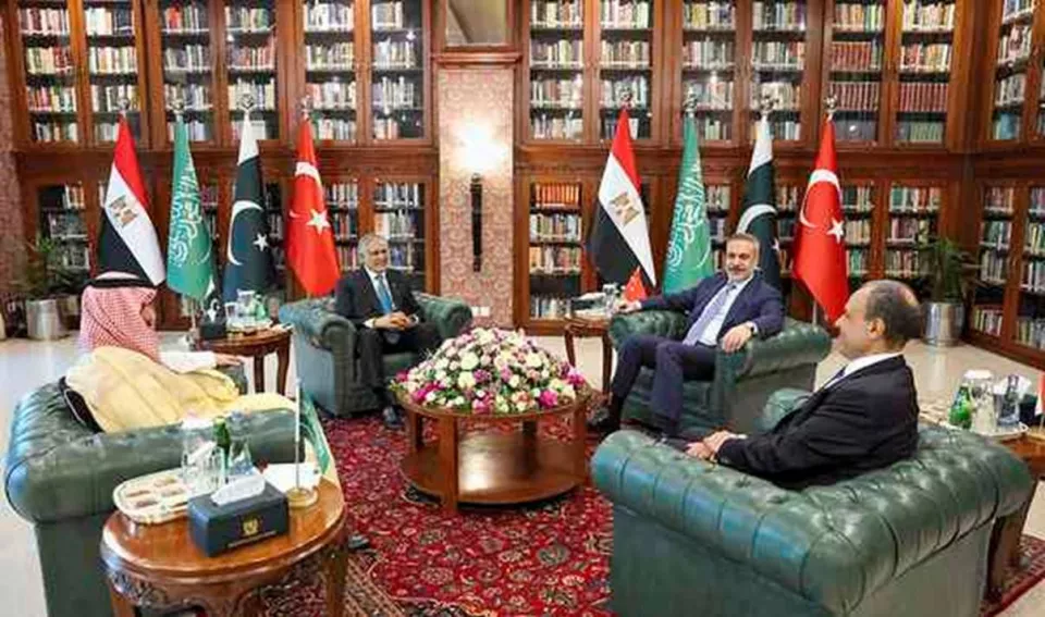 Iran warns against ground invasion amid talks in Pak.