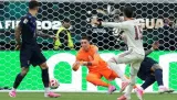 Spain sends Bielsa’s Uruguay packing after goalkeeper gaffe