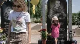 The testimonies of Ukraine’s war widows reveal the mortal risk of love and the possibility of dying while alive: a black pain