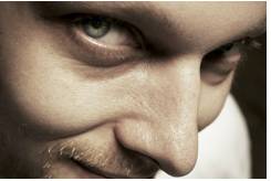 Leer - Look or gaze in a lascivious or unpleasant way.