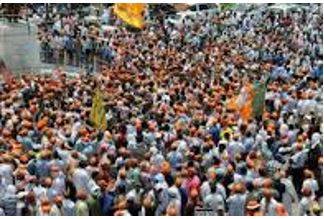 Thronged - Fill or be present in (a place or area).